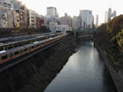 まあ、神田川は運河だし。